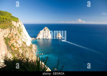 Keri, Zante, îles Ioniennes, Grèce. Vue de l'Myzithres les roches de la falaise du Cap Keri, excès de bateau sur l'eau. Banque D'Images