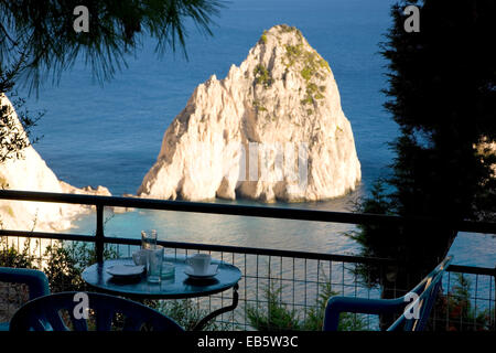 Keri, Zante, îles Ioniennes, Grèce. Terrasse d'une taverne à Cap Keri falaise surplombant le Myzithres les roches. Banque D'Images