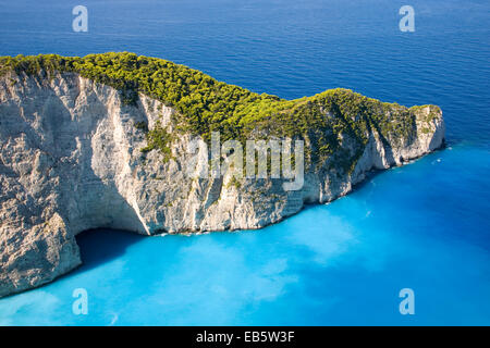 Anafonitria, Zante, îles Ioniennes, Grèce. Vue depuis la falaise de pointe au-dessus de la baie de Navagio. Banque D'Images