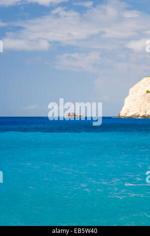 Anafonitria, Zante, îles Ioniennes, Grèce. Vue sur les eaux turquoises de la baie de Navagio, bateau sur l'horizon. Banque D'Images