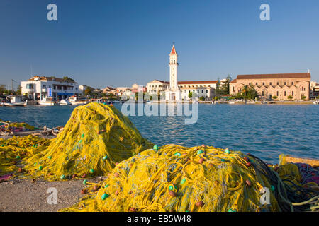 La ville de Zakynthos, Zante, îles Ioniennes, Grèce. Vue sur port de la cathédrale, des filets de pêche s'empilaient sur quai. Banque D'Images