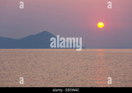 Ithaca, Frikes, îles Ioniennes, Grèce. Vue sur la baie de Frikes à l'île montagneuse de Atokos, le lever du soleil. Banque D'Images