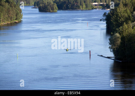 Vue aérienne d'un homme avirant une barque / skiff / canot à Leppävirta River , Finlande Banque D'Images