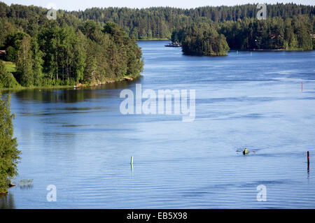 Vue aérienne d'un homme avirant une barque / skiff / canot à Leppävirta River , Finlande Banque D'Images