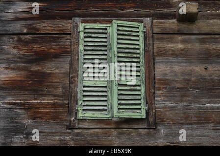 En bois vert pastel Vintage stores volets - Alter, verwitterter pastell-grüner Fensterladen un Bauernhaus Banque D'Images