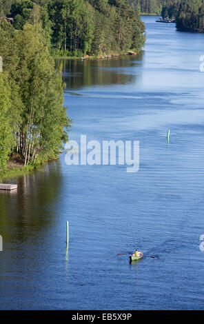 Vue aérienne d'un homme avirant une barque / skiff / canot à Leppävirta River , Finlande Banque D'Images