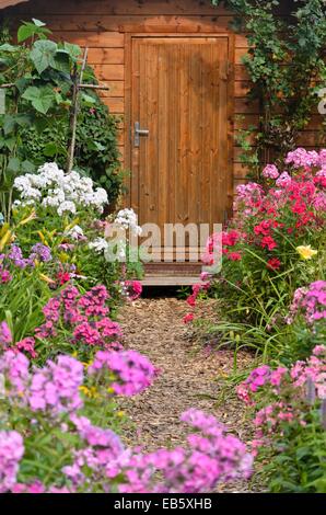 Jardin phlox (phlox paniculata) en face d'une maison de jardin. design : Marianne et detlef lüdke Banque D'Images