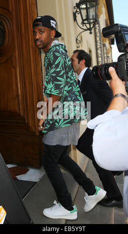 Les invités au mariage de Kim Kardashian et Kanye West arrivent à leur hôtel à Florence avec : Big Sean où : Florence, Italie Quand : 24 mai 2014 Banque D'Images
