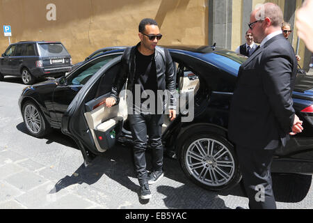 Les invités au mariage de Kim Kardashian et Kanye West arrivent à leur hôtel à Florence avec : John Legend où : Florence, Italie Quand : 24 mai 2014 Banque D'Images