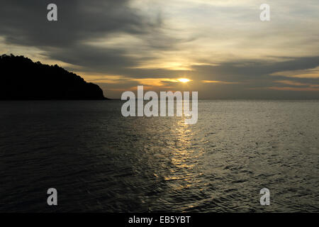 Coucher de soleil sur la mer à Pulau Langkawi, Malaisie. L'archipel de Langkawi se trouve dans le détroit de Malacca. Banque D'Images