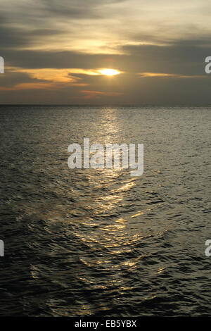 Coucher de soleil sur la mer à Pulau Langkawi, Malaisie. L'archipel de Langkawi se trouve dans le détroit de Malacca. Banque D'Images