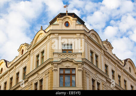 Prague, République tchèque : 20,2014 Republic-August historique entièrement rénové dans la rue avec des boutiques de luxe dans le centre-ville. Banque D'Images