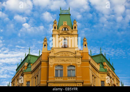 Prague, République tchèque : 20,2014 Republic-August non réparé maison historique dans la rue avec des boutiques de luxe dans le centre-ville. Banque D'Images