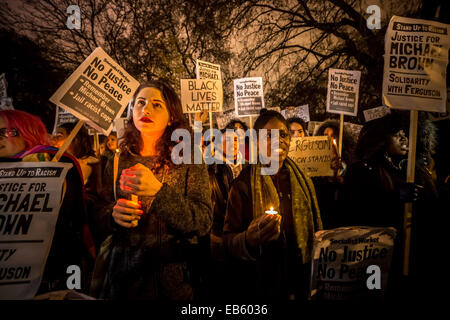 La justice pour Michael Brown. Autour de 200 manifestants et des partisans de Black vit et se lever au racisme rassembler devant l'ambassade américaine à Londres, en solidarité pour le récent décès de Michael Brown. Le 9 août 2014, Michael Brown Jr., un 18-year-old African American man, a été mortellement blessé par 28-year-old white Ferguson agent de police Darren Wilson dans la ville de Ferguson, Missouri, États-Unis. Banque D'Images