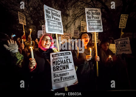 La justice pour Michael Brown. Autour de 200 manifestants et des partisans de Black vit et se lever au racisme rassembler devant l'ambassade américaine à Londres, en solidarité pour le récent décès de Michael Brown. Le 9 août 2014, Michael Brown Jr., un 18-year-old African American man, a été mortellement blessé par 28-year-old white Ferguson agent de police Darren Wilson dans la ville de Ferguson, Missouri, États-Unis. Banque D'Images