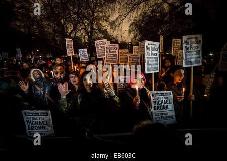 La justice pour Michael Brown. Autour de 200 manifestants et des partisans de Black vit et se lever au racisme rassembler devant l'ambassade américaine à Londres, en solidarité pour le récent décès de Michael Brown. Le 9 août 2014, Michael Brown Jr., un 18-year-old African American man, a été mortellement blessé par 28-year-old white Ferguson agent de police Darren Wilson dans la ville de Ferguson, Missouri, États-Unis. Banque D'Images