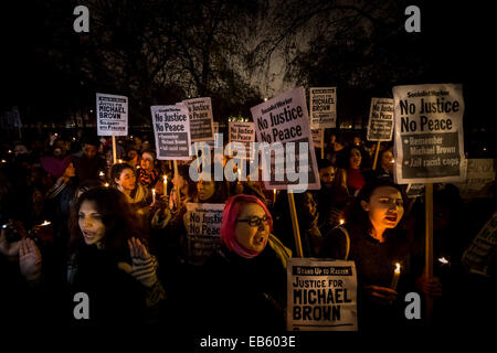 La justice pour Michael Brown. Autour de 200 manifestants et des partisans de Black vit et se lever au racisme rassembler devant l'ambassade américaine à Londres, en solidarité pour le récent décès de Michael Brown. Le 9 août 2014, Michael Brown Jr., un 18-year-old African American man, a été mortellement blessé par 28-year-old white Ferguson agent de police Darren Wilson dans la ville de Ferguson, Missouri, États-Unis. Banque D'Images