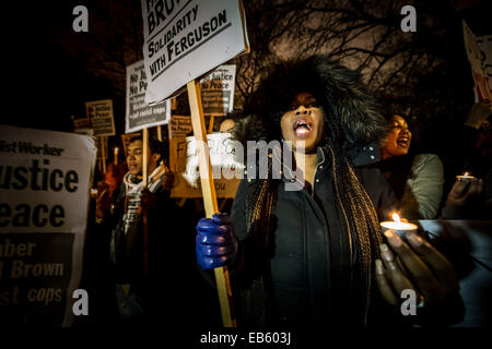 La justice pour Michael Brown. Autour de 200 manifestants et des partisans de Black vit et se lever au racisme rassembler devant l'ambassade américaine à Londres, en solidarité pour le récent décès de Michael Brown. Le 9 août 2014, Michael Brown Jr., un 18-year-old African American man, a été mortellement blessé par 28-year-old white Ferguson agent de police Darren Wilson dans la ville de Ferguson, Missouri, États-Unis. Banque D'Images