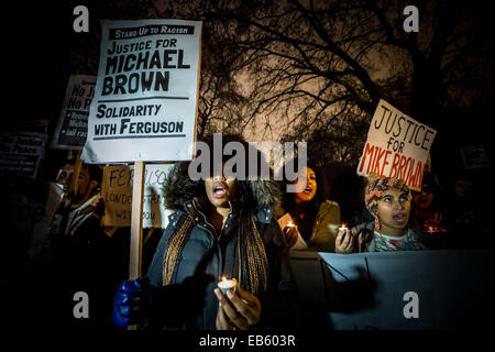 La justice pour Michael Brown. Autour de 200 manifestants et des partisans de Black vit et se lever au racisme rassembler devant l'ambassade américaine à Londres, en solidarité pour le récent décès de Michael Brown. Le 9 août 2014, Michael Brown Jr., un 18-year-old African American man, a été mortellement blessé par 28-year-old white Ferguson agent de police Darren Wilson dans la ville de Ferguson, Missouri, États-Unis. Banque D'Images