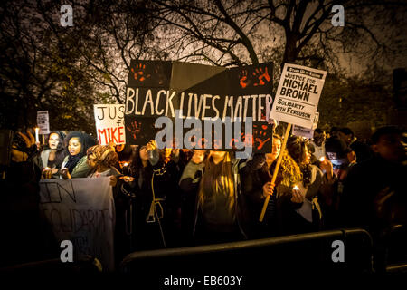 La justice pour Michael Brown. Autour de 200 manifestants et des partisans de Black vit et se lever au racisme rassembler devant l'ambassade américaine à Londres, en solidarité pour le récent décès de Michael Brown. Le 9 août 2014, Michael Brown Jr., un 18-year-old African American man, a été mortellement blessé par 28-year-old white Ferguson agent de police Darren Wilson dans la ville de Ferguson, Missouri, États-Unis. Banque D'Images