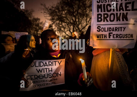 La justice pour Michael Brown. Autour de 200 manifestants et des partisans de Black vit et se lever au racisme rassembler devant l'ambassade américaine à Londres, en solidarité pour le récent décès de Michael Brown. Le 9 août 2014, Michael Brown Jr., un 18-year-old African American man, a été mortellement blessé par 28-year-old white Ferguson agent de police Darren Wilson dans la ville de Ferguson, Missouri, États-Unis. Banque D'Images