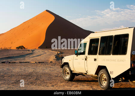 Véhicule de Safari et de dune de sable Sossusvlei - Parc National Namib-Naukluft National Park, Namibie, Afrique Banque D'Images