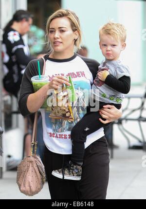 Hilary Duff prend son fils Luca Comrie à petit-déjeuner dans Studio City avec : Hilary Duff,Luca Comrie Où : Los Angeles, California, United States Quand : 24 mai 2014 Banque D'Images