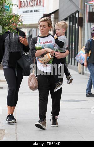 Hilary Duff prend son fils Luca Comrie à petit-déjeuner dans Studio City avec : Hilary Duff,Luca Comrie Où : Los Angeles, California, United States Quand : 24 mai 2014 Banque D'Images