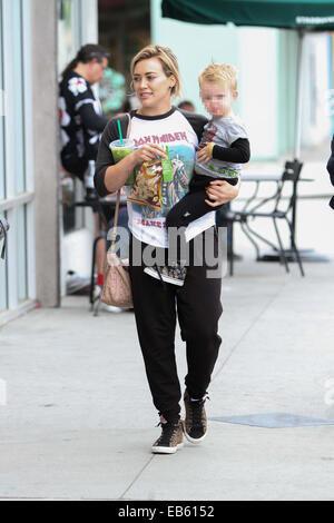 Hilary Duff prend son fils Luca Comrie à petit-déjeuner dans Studio City avec : Hilary Duff,Luca Comrie Où : Los Angeles, California, United States Quand : 24 mai 2014 Banque D'Images