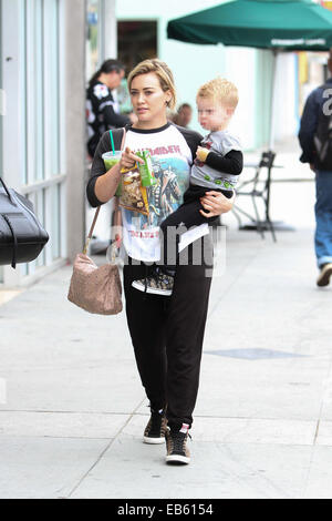 Hilary Duff prend son fils Luca Comrie à petit-déjeuner dans Studio City avec : Hilary Duff,Luca Comrie Où : Los Angeles, California, United States Quand : 24 mai 2014 Banque D'Images