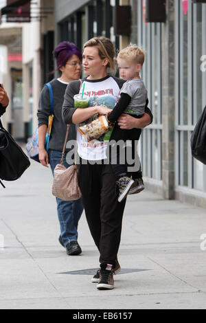 Hilary Duff prend son fils Luca Comrie à petit-déjeuner dans Studio City avec : Hilary Duff,Luca Comrie Où : Los Angeles, California, United States Quand : 24 mai 2014 Banque D'Images