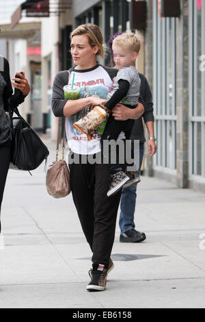 Hilary Duff prend son fils Luca Comrie à petit-déjeuner dans Studio City avec : Hilary Duff,Luca Comrie Où : Los Angeles, California, United States Quand : 24 mai 2014 Banque D'Images