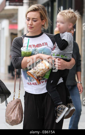 Hilary Duff prend son fils Luca Comrie à petit-déjeuner dans Studio City avec : Hilary Duff,Luca Comrie Où : Los Angeles, California, United States Quand : 24 mai 2014 Banque D'Images