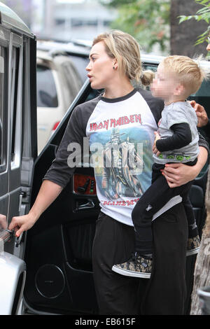 Hilary Duff prend son fils Luca Comrie à petit-déjeuner dans Studio City avec : Hilary Duff,Luca Comrie Où : Los Angeles, California, United States Quand : 24 mai 2014 Banque D'Images