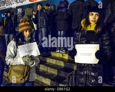 Kiev, Ukraine. 26 Nov, 2014. Jeunes nationalistes exigent les téléspectateurs à abandonner le concert visite. Ultranationalists ukrainien a tenté de perturber le concert du chanteur populaire Ani Lorak. Ils ont accusé qu'elle ne voulait pas condamner l'agression de la Russie contre leur pays. Ani Lorak après l'annexion de la Crimée a pris l'un des music awards en Russie, où il est très populaire. Les jeunes ont lancé l'entrée au Palais de l'Ukraine, où le concert a lieu les oeufs de poule, des pétards et des bombes de fumée. Crédit : Igor Golovnov/Alamy Live News Banque D'Images