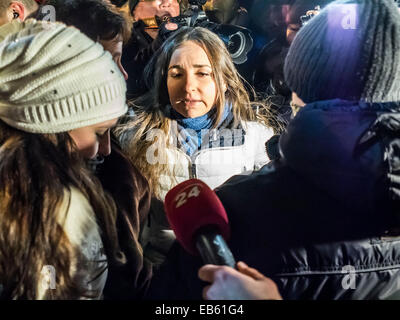 Kiev, Ukraine. 26 Nov, 2014. Jeunes nationalistes exigent les téléspectateurs à abandonner le concert visite. Ultranationalists ukrainien a tenté de perturber le concert du chanteur populaire Ani Lorak. Ils ont accusé qu'elle ne voulait pas condamner l'agression de la Russie contre leur pays. Ani Lorak après l'annexion de la Crimée a pris l'un des music awards en Russie, où il est très populaire. Les jeunes ont lancé l'entrée au Palais de l'Ukraine, où le concert a lieu les oeufs de poule, des pétards et des bombes de fumée. Crédit : Igor Golovnov/Alamy Live News Banque D'Images