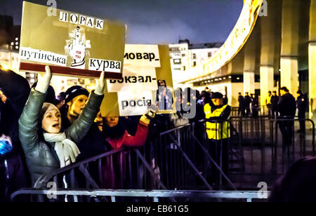 Kiev, Ukraine. 26 Nov, 2014. Jeunes nationalistes exigent les téléspectateurs à abandonner le concert visite. Ultranationalists ukrainien a tenté de perturber le concert du chanteur populaire Ani Lorak. Ils ont accusé qu'elle ne voulait pas condamner l'agression de la Russie contre leur pays. Ani Lorak après l'annexion de la Crimée a pris l'un des music awards en Russie, où il est très populaire. Les jeunes ont lancé l'entrée au Palais de l'Ukraine, où le concert a lieu les oeufs de poule, des pétards et des bombes de fumée. Crédit : Igor Golovnov/Alamy Live News Banque D'Images