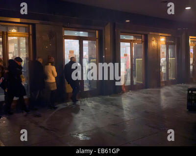 Kiev, Ukraine. 26 Nov, 2014. Quelques spectateurs qui s'est tenue en salle de concert. Ultranationalists ukrainien a tenté de perturber le concert du chanteur populaire Ani Lorak. Ils ont accusé qu'elle ne voulait pas condamner l'agression de la Russie contre leur pays. Ani Lorak après l'annexion de la Crimée a pris l'un des music awards en Russie, où il est très populaire. Les jeunes ont lancé l'entrée au Palais de l'Ukraine, où le concert a lieu les oeufs de poule, des pétards et des bombes de fumée. Crédit : Igor Golovnov/Alamy Live News Banque D'Images