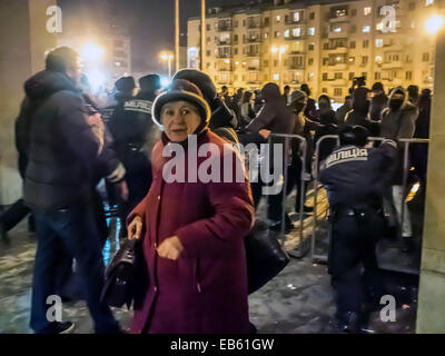 Kiev, Ukraine. 26 Nov, 2014. Quelques spectateurs qui s'est tenue en salle de concert. Ultranationalists ukrainien a tenté de perturber le concert du chanteur populaire Ani Lorak. Ils ont accusé qu'elle ne voulait pas condamner l'agression de la Russie contre leur pays. Ani Lorak après l'annexion de la Crimée a pris l'un des music awards en Russie, où il est très populaire. Les jeunes ont lancé l'entrée au Palais de l'Ukraine, où le concert a lieu les oeufs de poule, des pétards et des bombes de fumée. Crédit : Igor Golovnov/Alamy Live News Banque D'Images