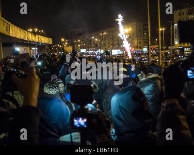 Le 26 novembre 2014 - jeunes nationalistes exigent les téléspectateurs à abandonner le concert visite -- Le mercredi 26 novembre 2014 à Kiev Ukrainian ultranationalists a tenté de perturber le concert du chanteur populaire Ani Lorak. Ils ont accusé qu'elle ne voulait pas condamner l'agression de la Russie contre leur pays. Ani Lorak après l'annexion de la Crimée a pris l'un des music awards en Russie, où il est très populaire. Les jeunes ont lancé l'entrée au Palais de l'Ukraine, où le concert a lieu les oeufs de poule, des pétards et des bombes de fumée. Ils ont exigé des quelques fans de la chanteuse refuse de vi Banque D'Images