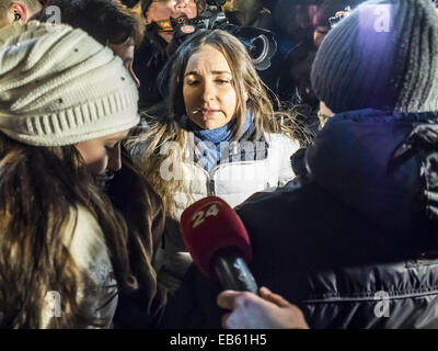 Le 26 novembre 2014 - jeunes nationalistes exigent les téléspectateurs à abandonner le concert visite -- Le mercredi 26 novembre 2014 à Kiev Ukrainian ultranationalists a tenté de perturber le concert du chanteur populaire Ani Lorak. Ils ont accusé qu'elle ne voulait pas condamner l'agression de la Russie contre leur pays. Ani Lorak après l'annexion de la Crimée a pris l'un des music awards en Russie, où il est très populaire. Les jeunes ont lancé l'entrée au Palais de l'Ukraine, où le concert a lieu les oeufs de poule, des pétards et des bombes de fumée. Ils ont exigé des quelques fans de la chanteuse refuse de vi Banque D'Images