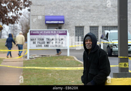 Ferguson, USA. 26 Nov, 2014. Un homme se tient près de la scène où Michael Brown a été tourné à Ferguson, Saint Louis County, Missouri, États-Unis, le 26 novembre 2014. Ferguson fait face à de l'agitation de Thanksgiving approche. Credit : Yin Bogu/Xinhua/Alamy Live News Banque D'Images