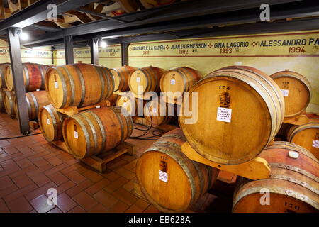 Des tonneaux de vin, le Fattoria dei Barbi, Montalcino, Toscane, Italie Banque D'Images