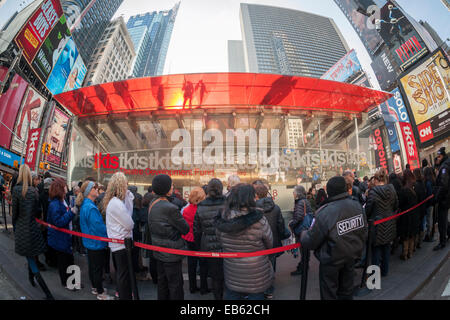 Les visiteurs de l'escompte de la billetterie TKTS à Times Square à New York le dimanche, Novembre 23, 2014. (© Richard B. Levine) Banque D'Images