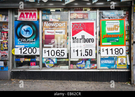 Publicité pour les cigarettes sur le mur d'une épicerie à New York Banque D'Images