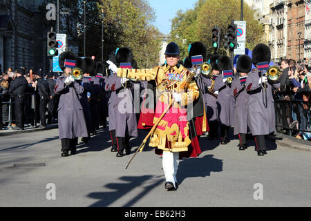 Un tambour-major principal menant la bande des Irish Guards du cénotaphe de Whitehall, Londres, le Dimanche du souvenir, 2014. Banque D'Images