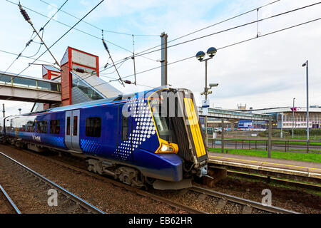 Le train s'est arrêté à la gare de l'aéroport de Glasgow Prestwick, Prestwick, Ayrshire, Scotland, UK Banque D'Images