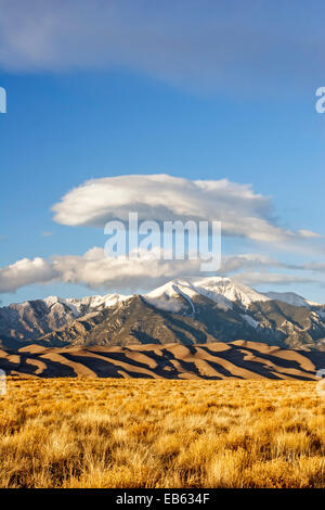 Des herbes, des dunes de sable et les montagnes Sangre de Cristo, Great Sand Dunes National Park, Colorado USA Banque D'Images