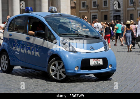 Une petite voiture de police patrouille dans la place dans la Cité du Vatican à Rome, Italie. Banque D'Images