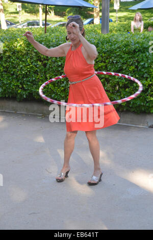 Femme avec un hula hoop Banque D'Images